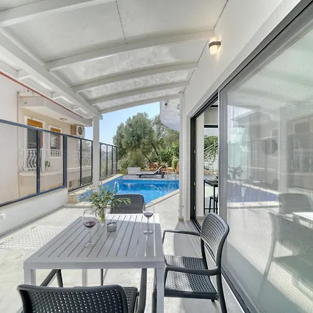 Bluenook Suites *